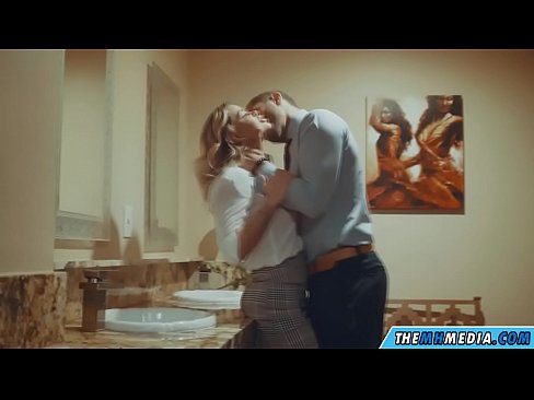 ❤️ Том биетэй шаргал үст таныг нийтийн бие засах газар уруу татах үед ☑ Порно fb mn.porngifmag.ru